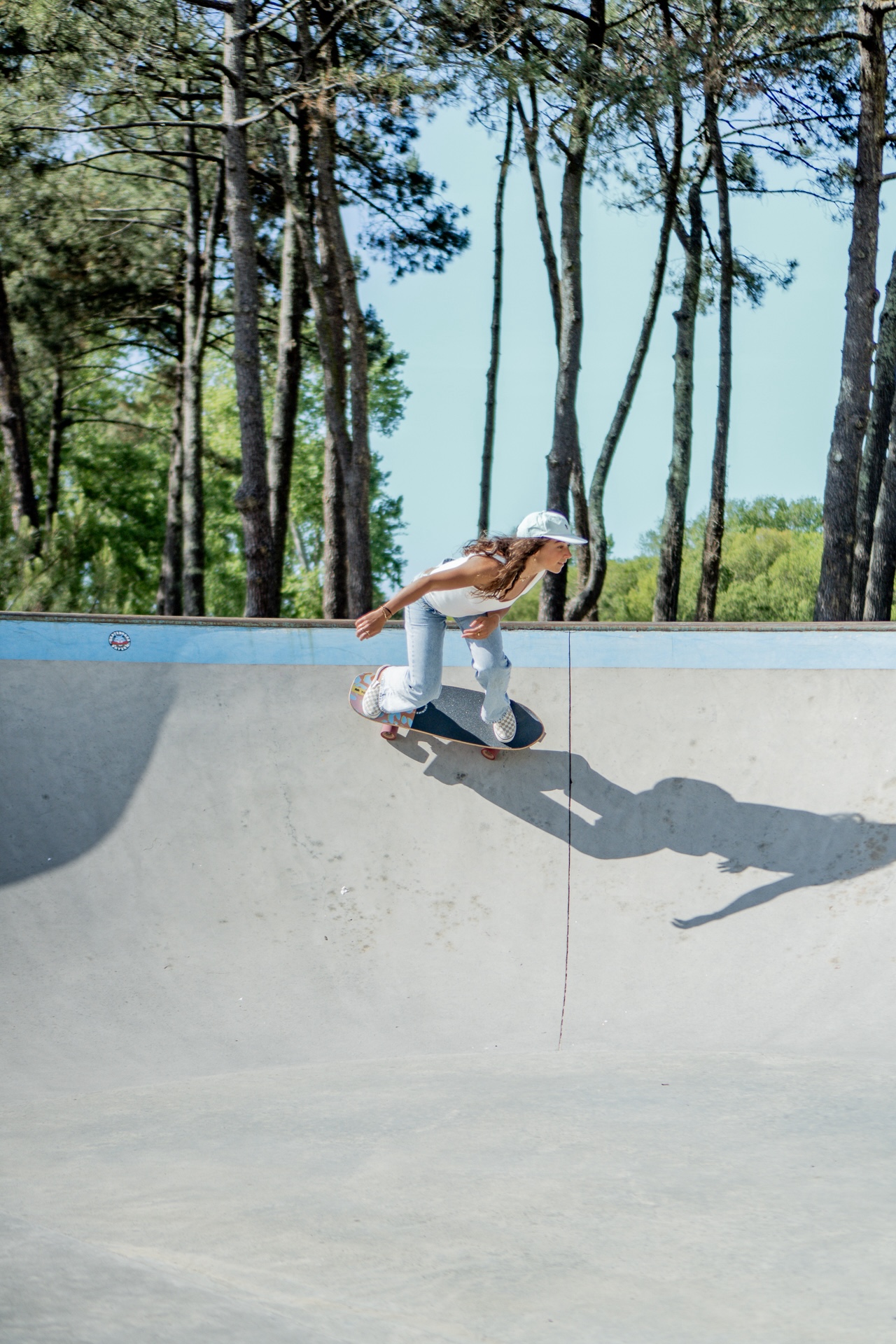 Fille qui fait du skate dans un bowl