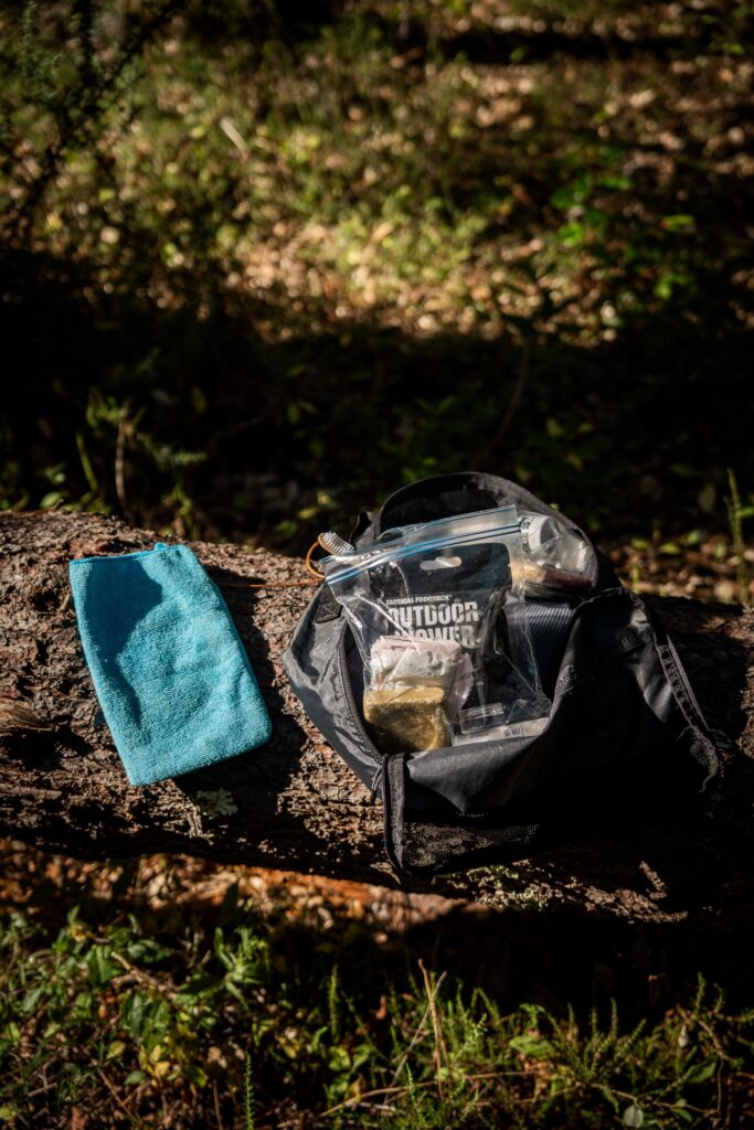 Trousse de premiers secours, stick lèvres, crème solaire et produits d’hygiène pour trek en autonomie