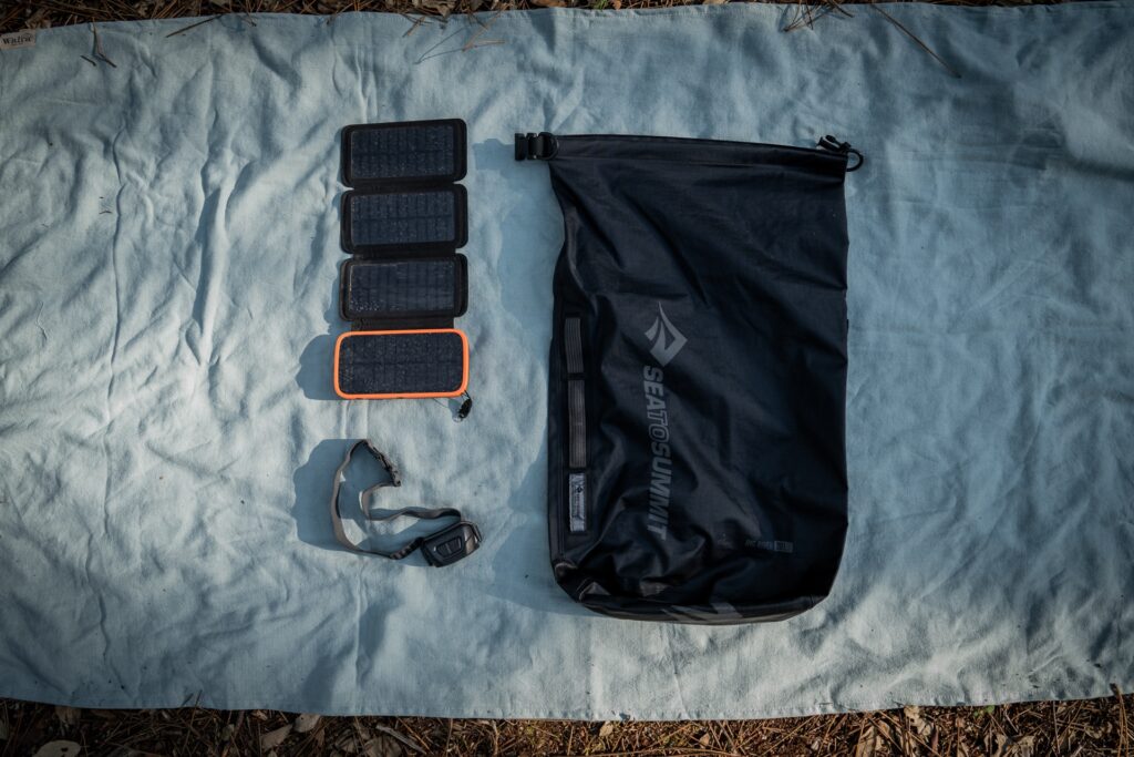 Accessoires essentiels pour trek en Laponie : lampe frontale, batterie externe, passeport et sac étanche