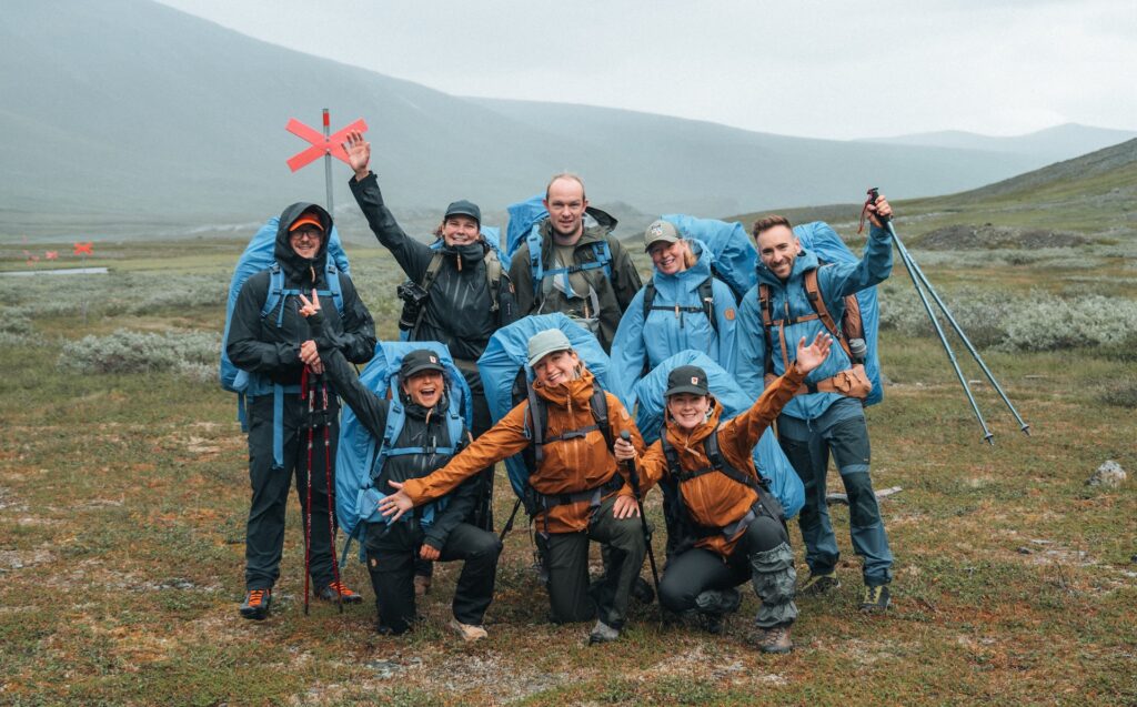 Randonnée sur le sentier Kungsleden sous la pluie avec sac à dos de trek