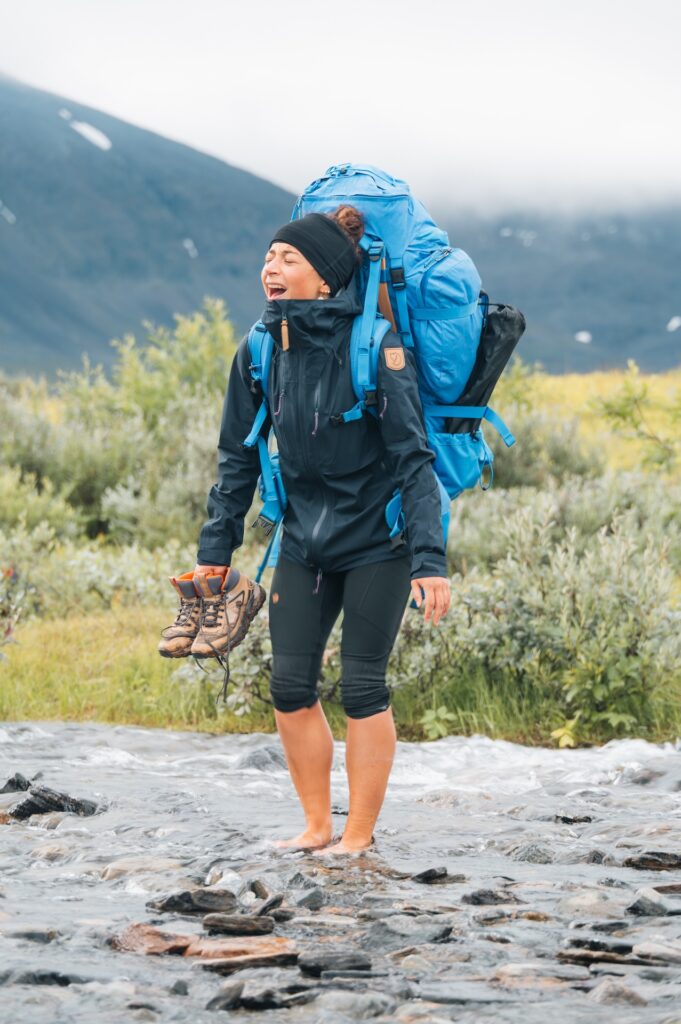 Traversée glaciale d’une rivière pendant un trek en Laponie Suèdoise