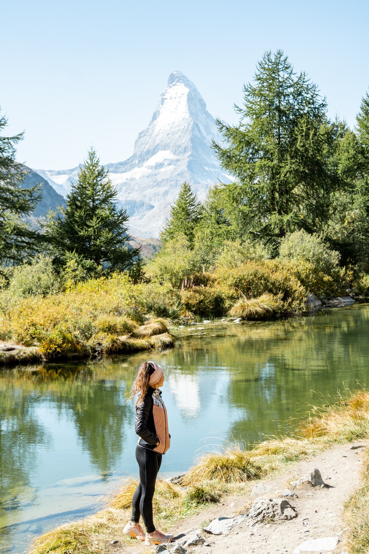 Grindjisee entouré de forêts, randonnée des 5 lacs Zermatt