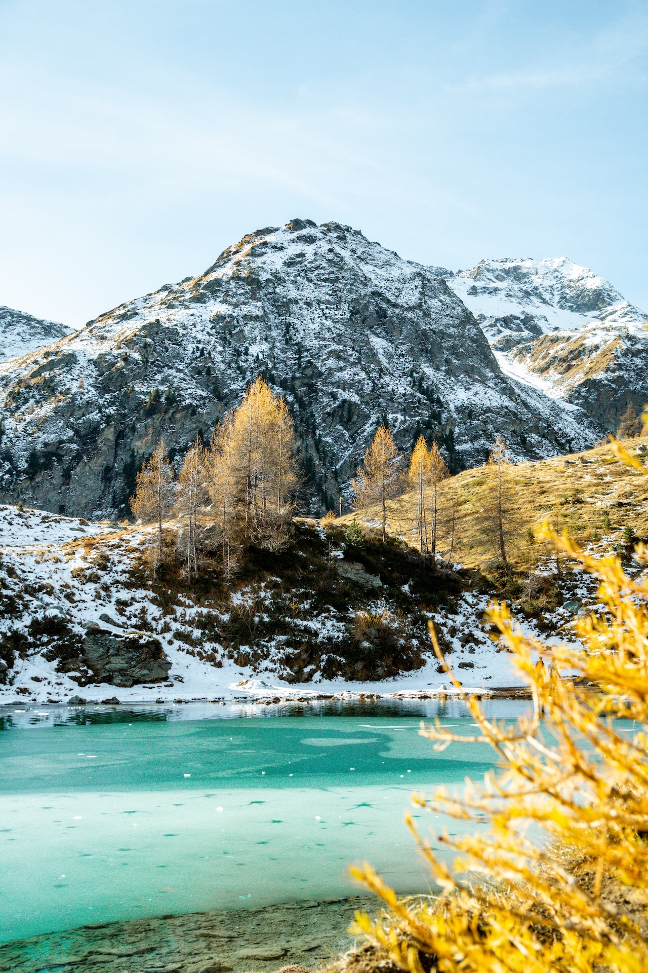 Lac bleu d’Arolla entouré de mélèzes en automne, Valais Suisse