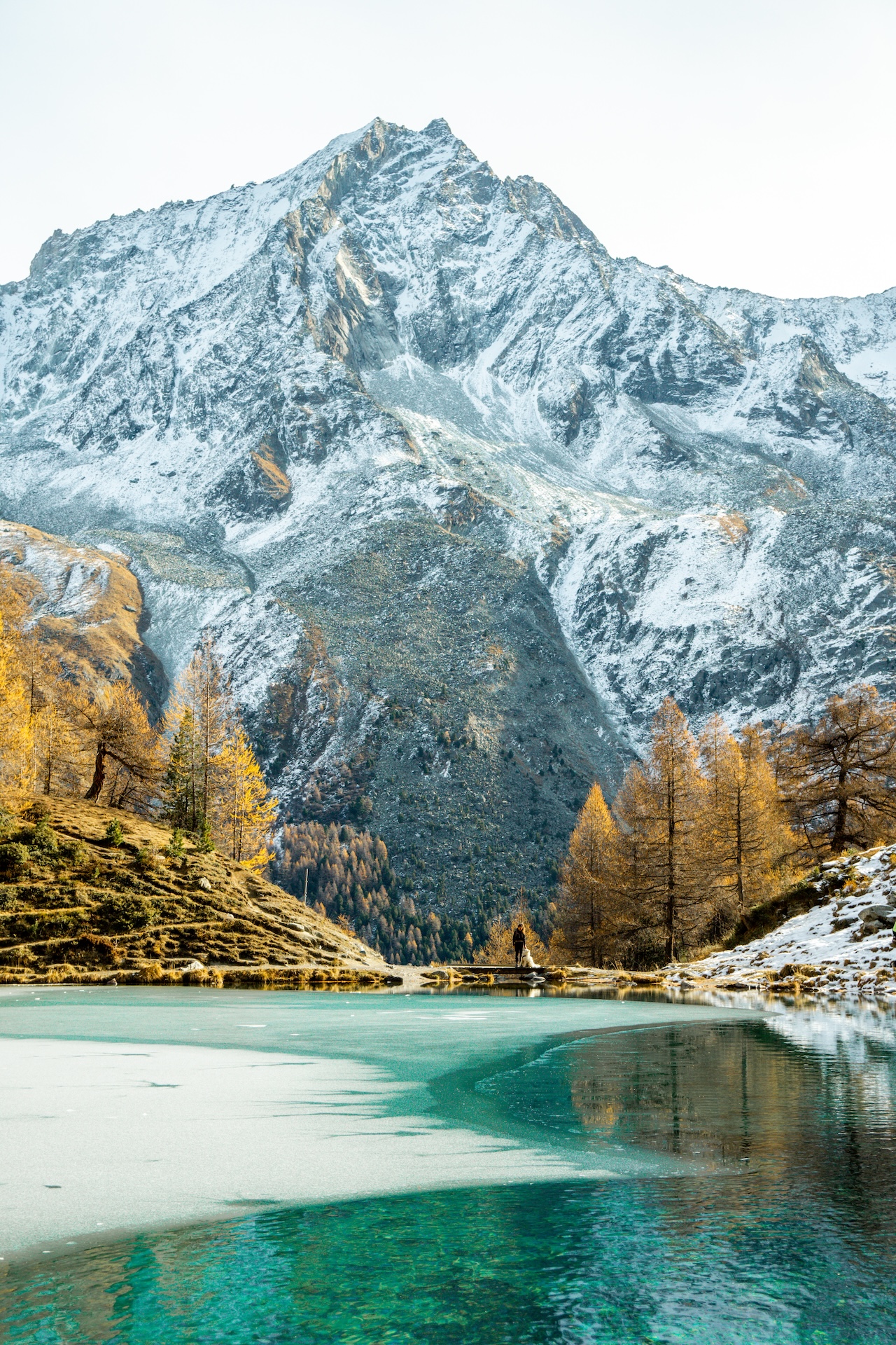 Lac bleu d’Arolla entouré de mélèzes en automne, Valais Suisse