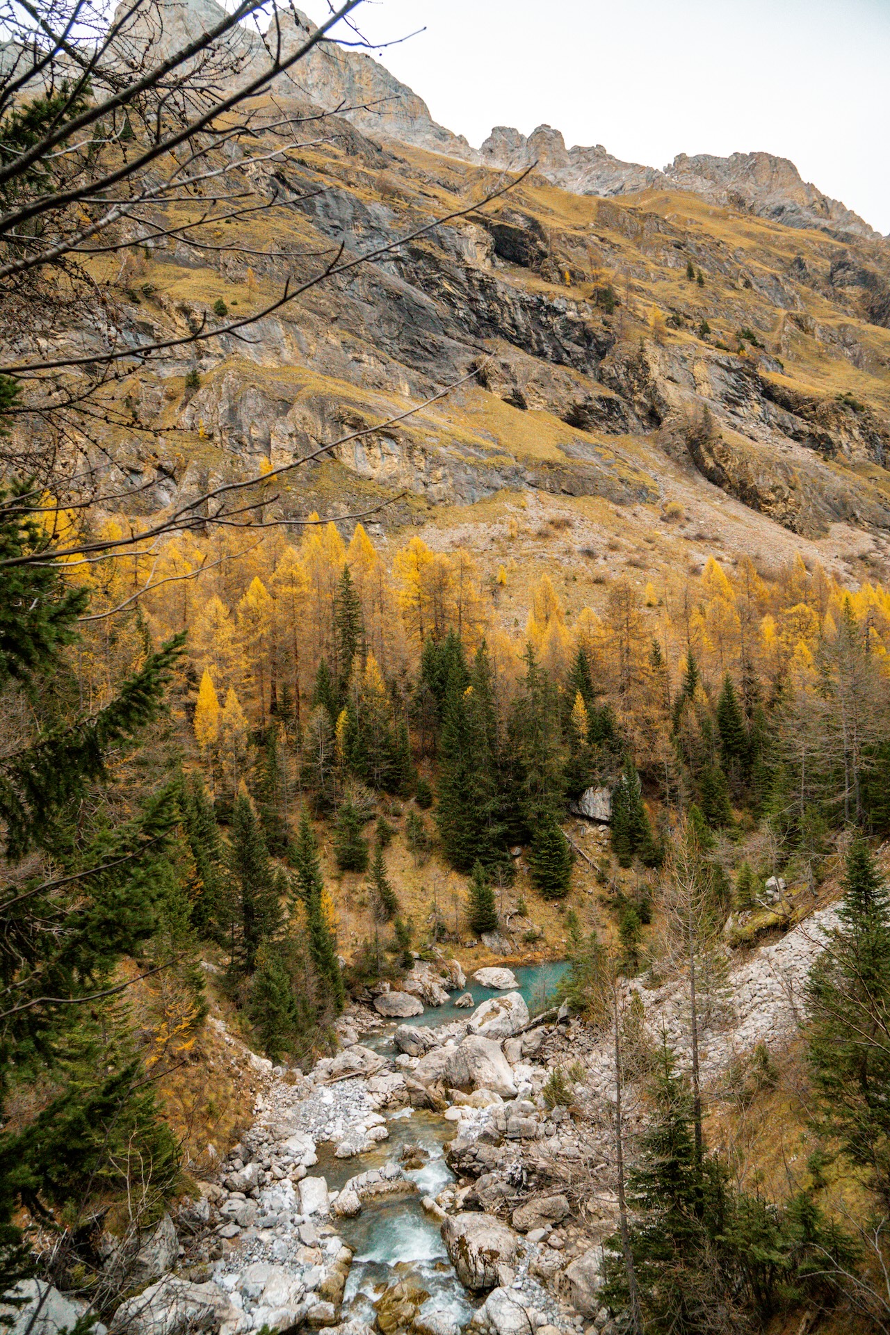 Barrage de Tseuzier dans le Valais, randonnée facile autour du lac