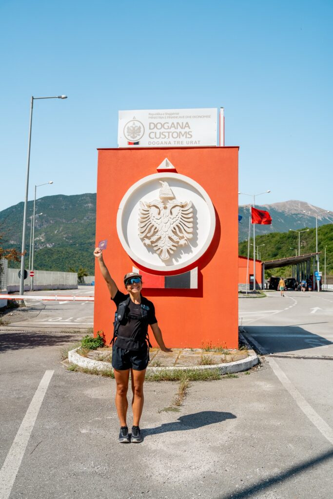 Passage de la frontière entre la Grèce et l’Albanie lors du voyage aventure Balkans avec Travelbase.