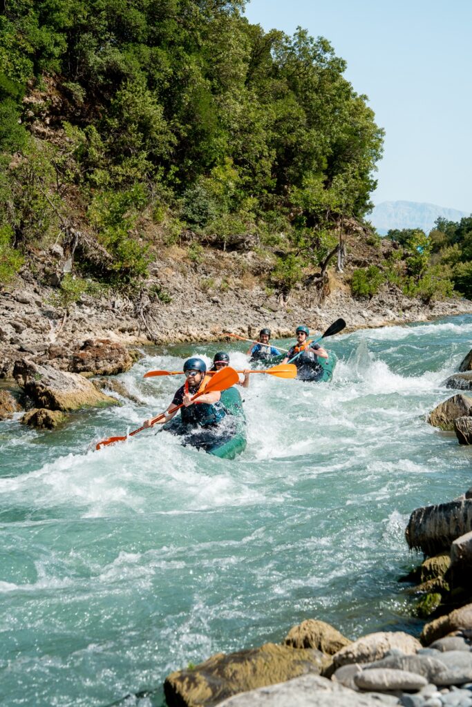 Descente des rapides en packraft sur la Vjosa en Albanie, activité phare du voyage aventure dans les Balkans.