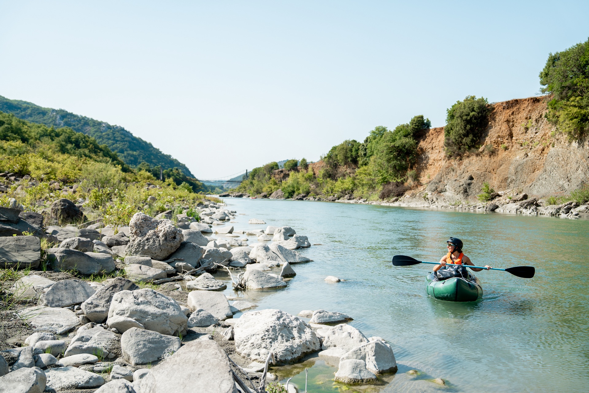 Descente en packraft sur la rivière Voidomatis aux eaux turquoise en Grèce, activité incluse dans le voyage aventure Balkans.