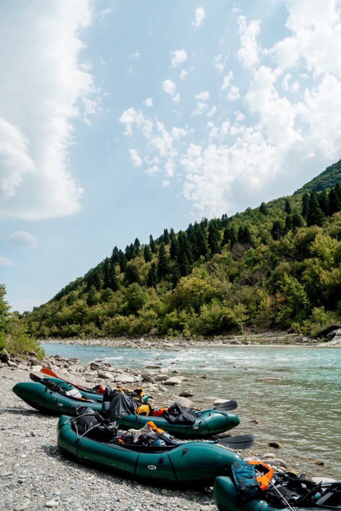 Navigation en packraft sur la rivière Vjosa en Albanie, considérée comme la dernière rivière sauvage d’Europe.