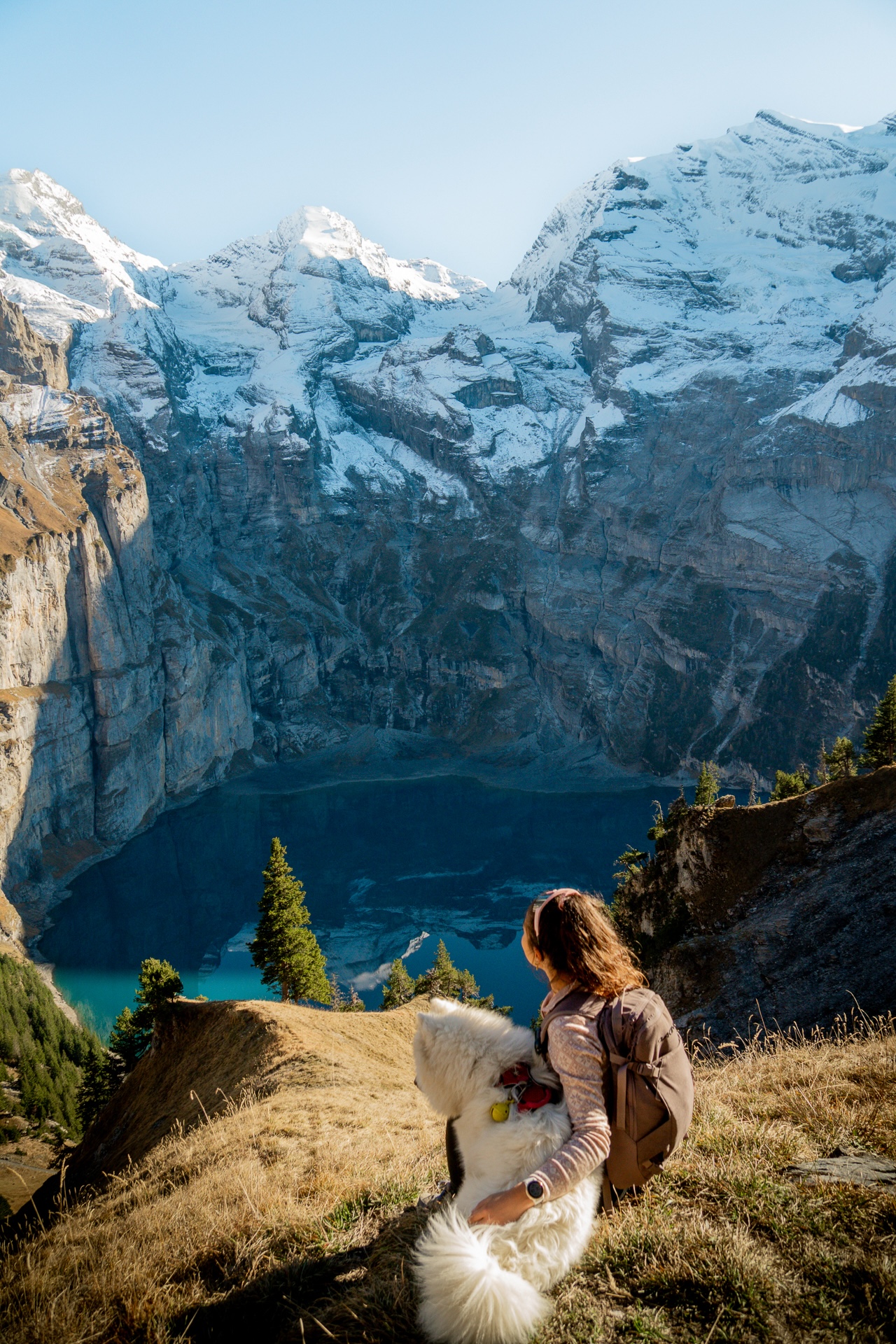 Vue panoramique sur le lac d’Oeschinensee depuis le sentier Heuberg, Oberland bernois