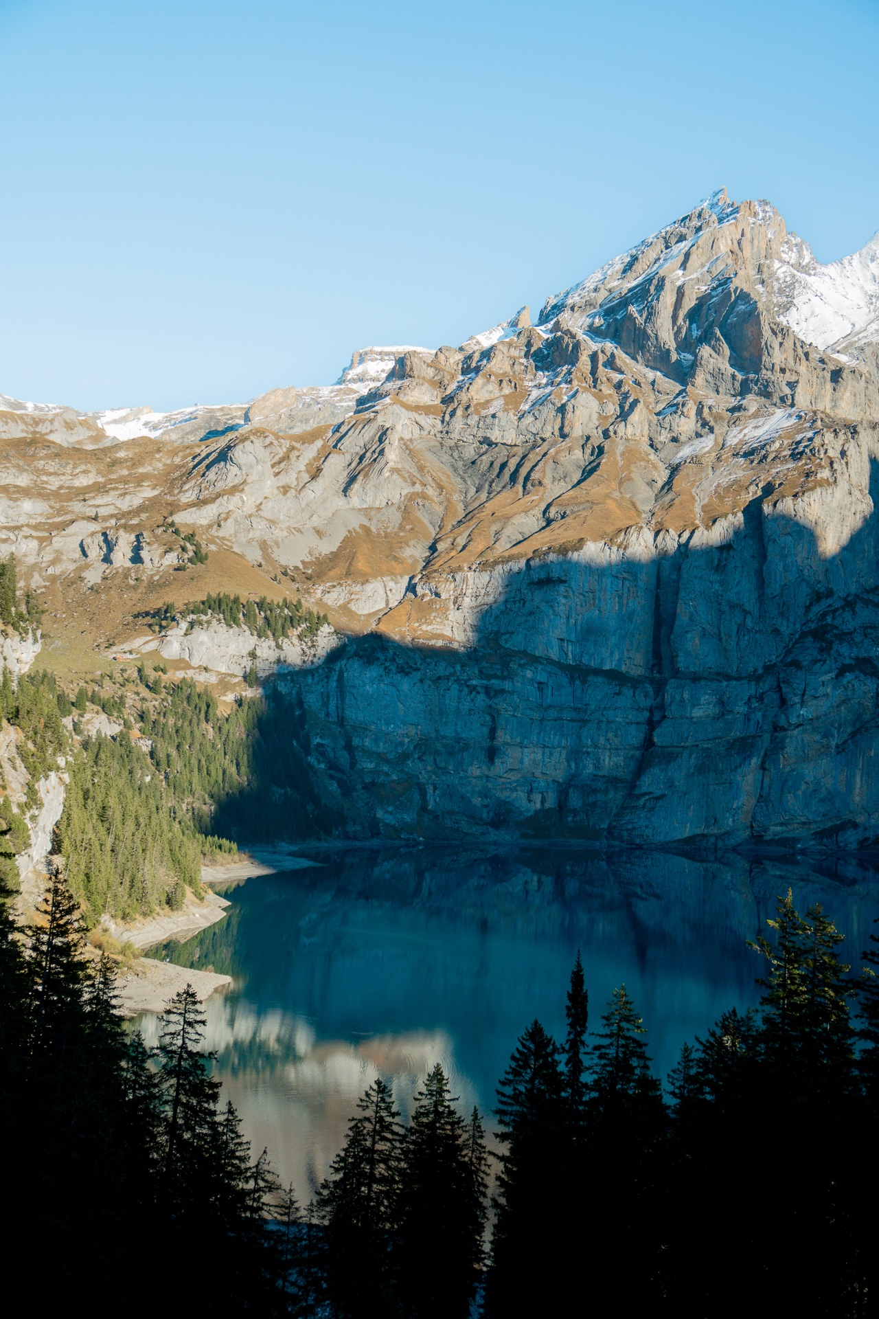 Vue panoramique sur le lac d’Oeschinensee depuis le sentier Heuberg, Oberland bernois