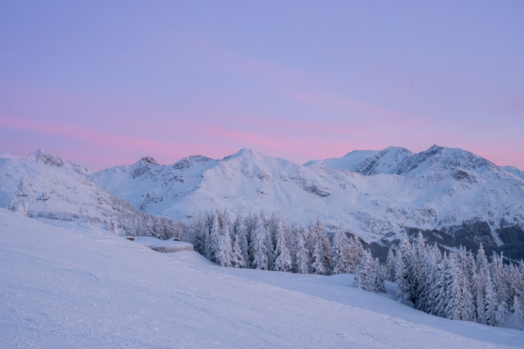 Coucher de soleil sur les montagnes à La Rosière en hiver