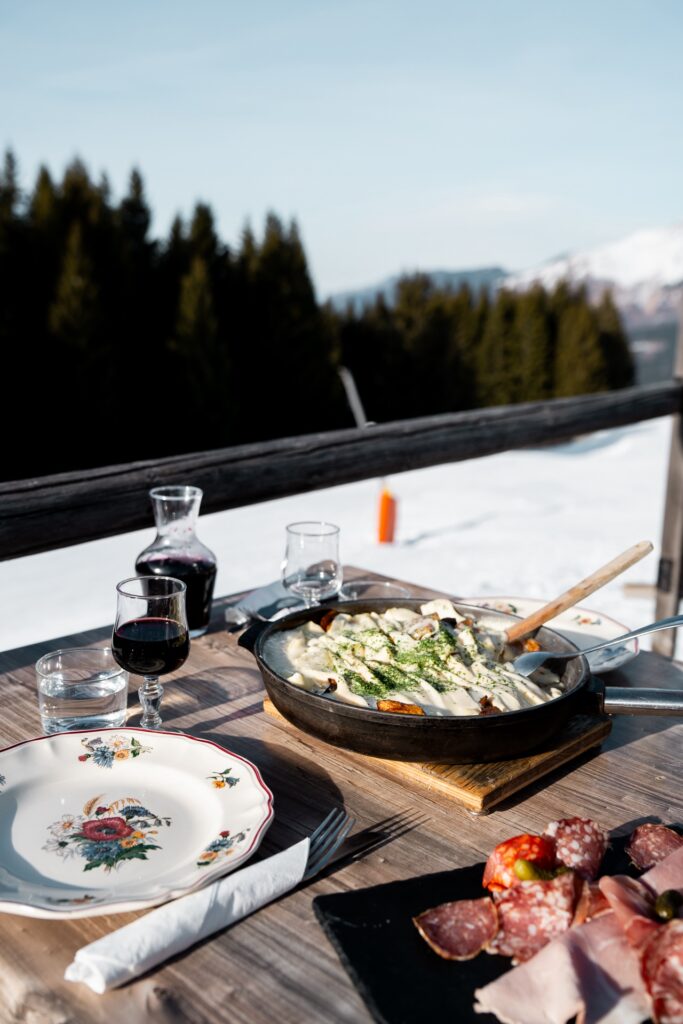 Déjeuner sur les pistes chez Nannon à Morzine, spécialité reblochonnade