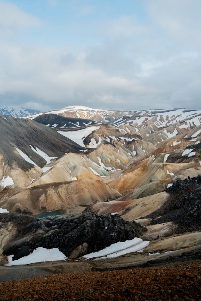 Vue panoramique des montagnes colorées du trek du Laugavegur en Islande.
