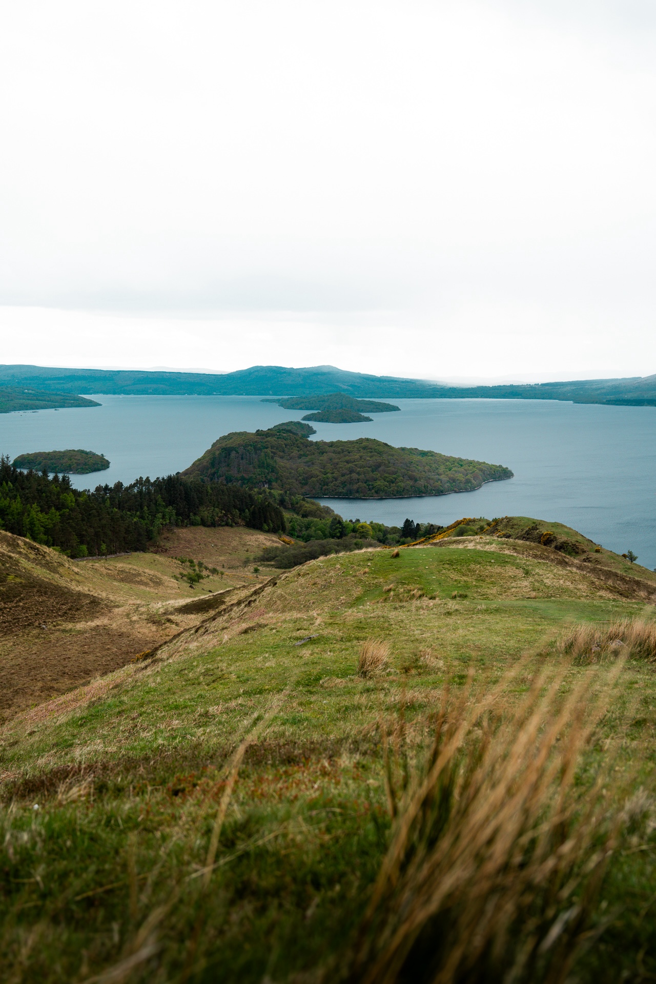 Vue panoramique sur le Loch Lomond depuis la randonnée de Conic Hill en Écosse